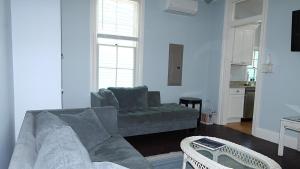 una sala de estar con un sofá y una mesa en 817 Stockton Avenue, Apt 1, en Cape May