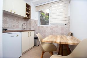 Kuchyň nebo kuchyňský kout v ubytování Jadran Apartments