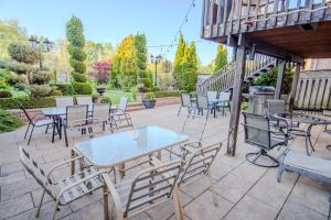 a group of tables and chairs on a patio at Richmond Hill Ravine Retreat in Richmond Hill