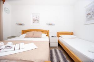 Postel nebo postele na pokoji v ubytování Jadran Apartments