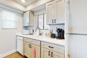 Kuchyň nebo kuchyňský kout v ubytování Modern oceanfront condo with outdoor pool, balcony, & washer/dryer + 18 fotografií