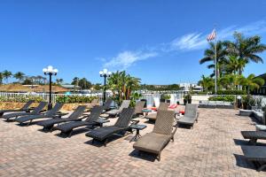 Φωτογραφία από το άλμπουμ του Waterfront Hotel Room, Huge Pool, Tiki Bar, Beach! σε Σεϊρασότα