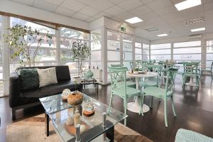 a room with a couch and tables and chairs at Hotel Boutique Trinidad in Viña del Mar