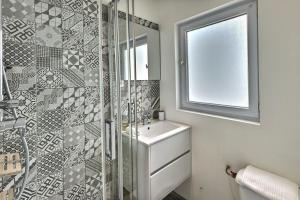 a bathroom with a sink and a glass shower at Les Apparts du Pont Vert - lit double - WiFi - tout inclus - 6 in Troyes