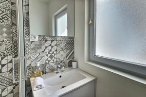 a bathroom with a sink and a mirror at Les Apparts du Pont Vert - lit double - WiFi - tout inclus - 6 in Troyes