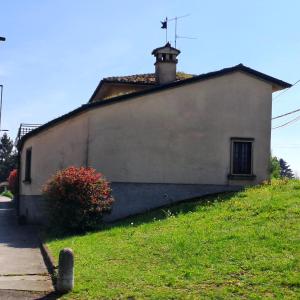 ein Gebäude mit einem Kreuz darüber in der Unterkunft Villa Atlantica B&B in Manerbio + 29 Fotos