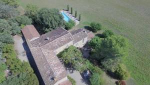 an aerial view of a house with a swimming pool at L'Olive, chambre agréable au Mas des Roses in Boisset-et-Gaujac