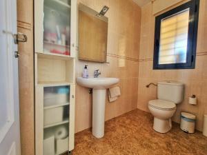 a bathroom with a sink and a toilet at Dúplex ENCANTOS DEL CABO, Retamar, Cabo de Gata in Retamar