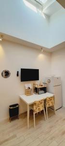 A television and/or entertainment centre at BARBARA Classy Apartment 101
