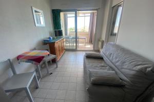 ein Wohnzimmer mit Sofa und Tisch in der Unterkunft Sea & Relaxation Stay in Frontignan