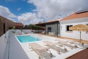 Bazén v ubytování Villa Hikari - Design house with heated pool in Corralejo nebo v jeho okolí