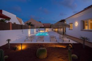 Bazén v ubytování Villa Hikari - Design house with heated pool in Corralejo nebo v jeho okolí