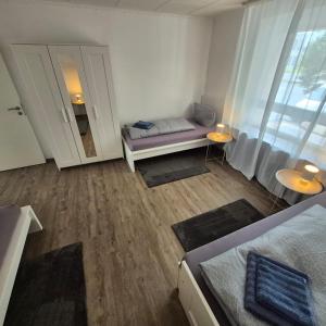 a small room with a bed and a mirror at Budget Base Apartment - 3 x Einzelzimmer in Braunschweig