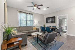 un salon avec un canapé et une table dans l'établissement Lovely 4BR Haven King Beds Steps 2 Beach Parking Apartment I, à Myrtle Beach