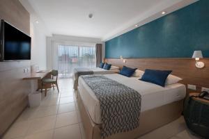 Postel nebo postele na pokoji v ubytování Salinas Maceio All Inclusive Resort