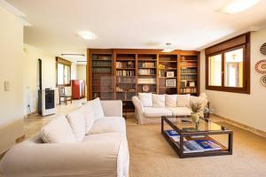 Una sala de estar con dos sofás y una mesa de café. en Casina de Arroes By Silastur, en Arroes