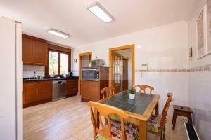 Una cocina y un comedor con mesa y sillas. en Casina de Arroes By Silastur, en Arroes