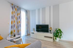 TV a/nebo společenská místnost v ubytování Apartments Nataly with FREE PARKING