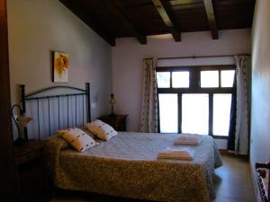 a bedroom with a bed and a large window at APARTAMENTOS MARIAJE in Barro de Llanes