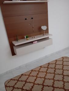 a living room with a table and a rug at Casa para temporada no São João in Campina Grande +3 photos