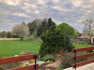 a park with a bench and a green field at Ferienwohnung Hans in Girbigsdorf