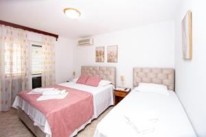 Postel nebo postele na pokoji v ubytování Jadran Apartments