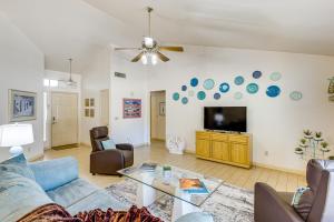 un soggiorno con un divano e una TV di Southwest Getaway with Fenced Yard in Chandler! a Chandler