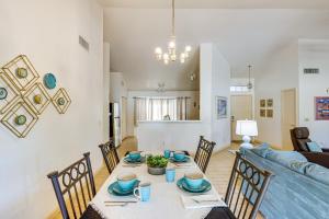 una sala da pranzo con tavolo e piatti blu di Southwest Getaway with Fenced Yard in Chandler! a Chandler