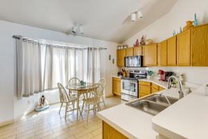 Cucina o angolo cottura di Southwest Getaway with Fenced Yard in Chandler!