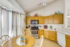Cucina o angolo cottura di Southwest Getaway with Fenced Yard in Chandler!