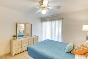 una camera con letto blu e ventilatore a soffitto di Southwest Getaway with Fenced Yard in Chandler! a Chandler
