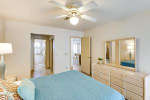Letto o letti in una camera di Southwest Getaway with Fenced Yard in Chandler!