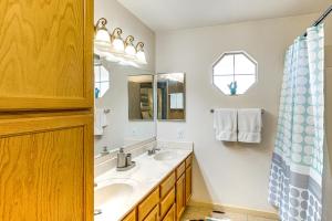 un bagno con lavandino e specchio di Southwest Getaway with Fenced Yard in Chandler! a Chandler