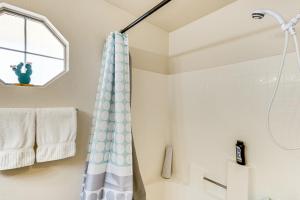 bagno con tenda per la doccia e finestra di Southwest Getaway with Fenced Yard in Chandler! a Chandler Altre 22 foto