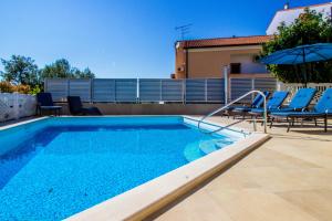 Der Swimmingpool an oder in der Nähe von Villa Allegria