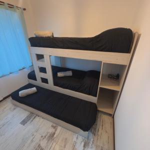 Двухъярусная кровать или двухъярусные кровати в номере Free Mountain Chalet