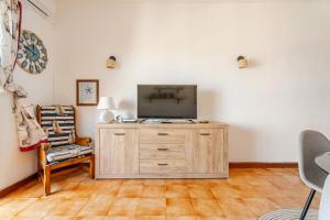 Μια τηλεόραση ή/και κέντρο ψυχαγωγίας στο La Marina Suite