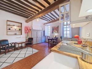 a living room with a table and chairs at Appartement spacieux en plein cœur du village in Cotignac