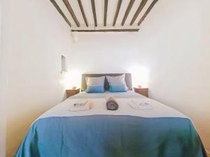 a bedroom with a large bed with two hats on it at Appartement spacieux en plein cœur du village in Cotignac