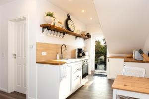 Nhà bếp/bếp nhỏ tại Ferienwohnung Oberdeck Eckernförde +10 ảnh