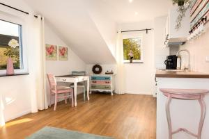 a kitchen and dining room with a table at Ferienwohnung Kunterbunt Eckernförde in Eckernförde