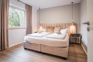 a bedroom with a large bed and a window at Ankerplatz in Eckernförde