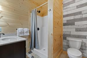 Baðherbergi á Sasquatch Splash Premier Private Pool Cabin with Hot Tub, Mtn Views, Arcade Games, Excellent Location