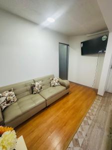 TV a/nebo společenská místnost v ubytování Acogedor apartamento amoblado