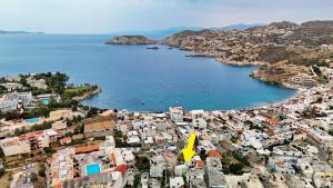 una vista aérea de una ciudad y una playa en New Charavgi Suite with Jacuzzi, 40m from Agia Pelagia Beach, en Agia Pelagia