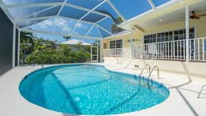 una piscina al centro di una casa di Beach Daze Sanibel a Sanibel