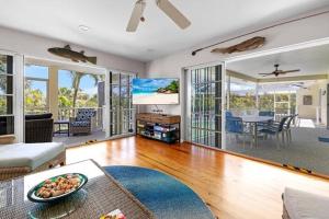 un soggiorno con un divano e un tavolo di Beach Daze Sanibel a Sanibel