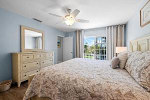 una camera da letto con un letto, un comò e una finestra di Beach Daze Sanibel a Sanibel Altre 48 foto