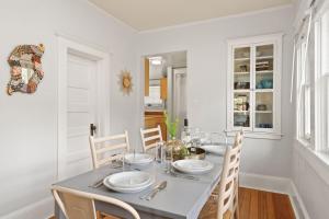 Bilde i galleriet til Downtown Abode with Hot Tub - Walk to CSU & Old Town i Fort Collins