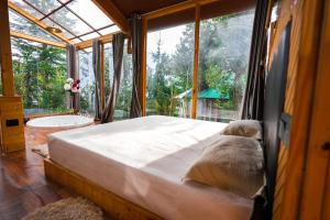 Ένα ή περισσότερα κρεβάτια σε δωμάτιο στο Thecozynest Jacuzzi treehouse